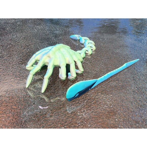 3D Printed Alien Facehugger Hair Pin – Xenomorph Head Pin – Sci-Fi Cosplay Prop - Picture 2 of 13